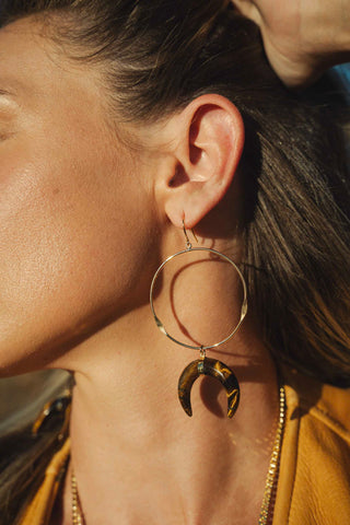 brown tigers eye horn pendant gold hoop earrings